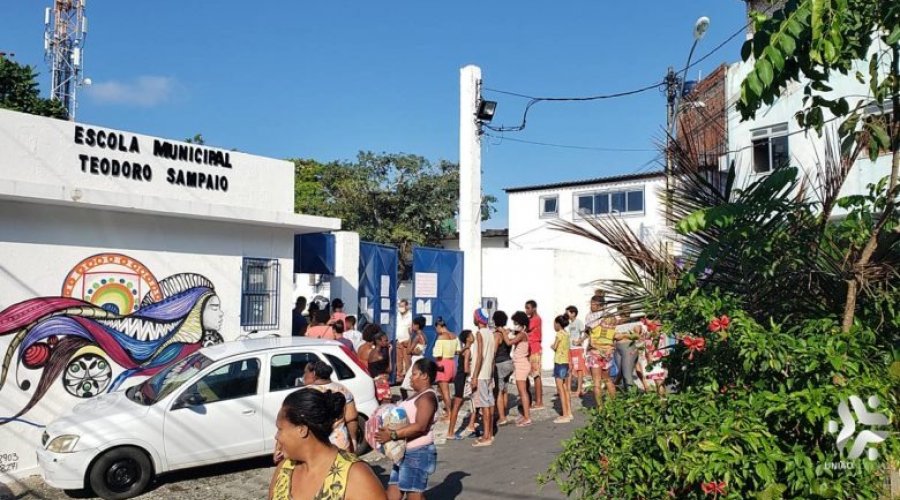 [Com aulas suspensas, estudantes do Colégio Municipal Teodoro Sampaio recebem cestas básicas]