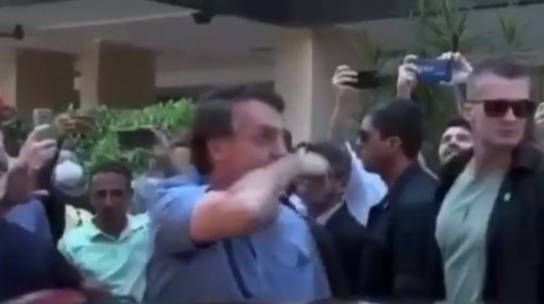 [Desrespeitando o Isolamento, Bolsonaro esfrega o nariz e cumprimenta idosa ]