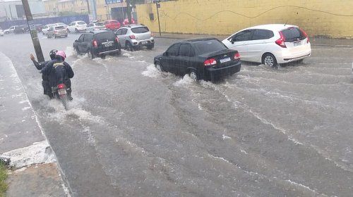[Salvador amanhece com chuva nesta segunda; o mau tempo continua fechado na terça]