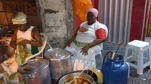 [Coronavírus: Baianas de acarajé estão liberadas para montar tabuleiros em Salvador]
