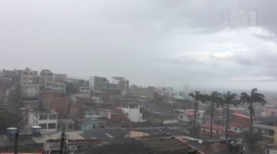 [Chuva forte causa diversos pontos de alagamento em Salvador]