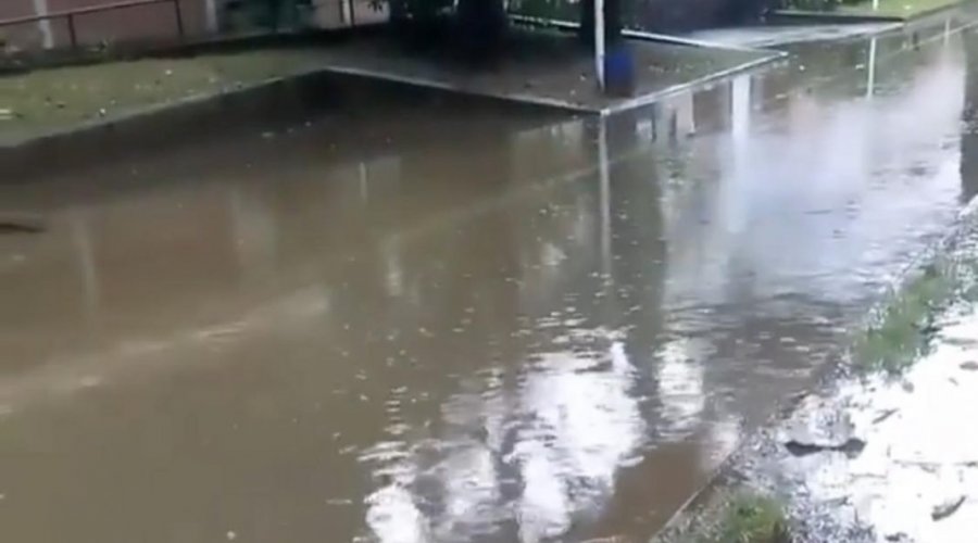 [Salvador amanhece com fortes chuvas]