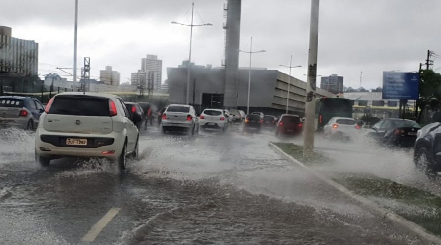 [Cidade Baixa e Pituba têm maiores volumes de chuva; nº de solicitações à Codesal passa de 200]