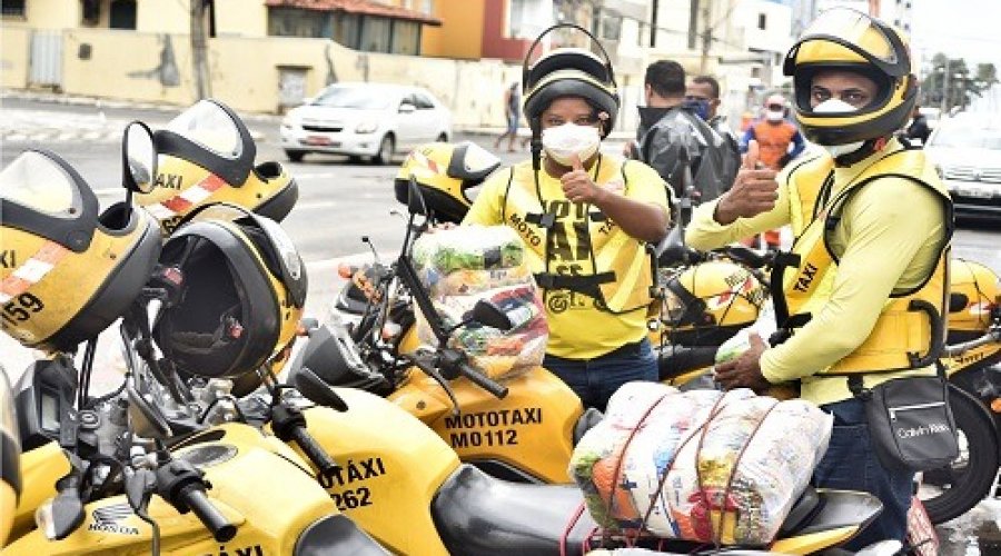 [Mototaxistas de Salvador começam a recebem cestas básicas da prefeitura]