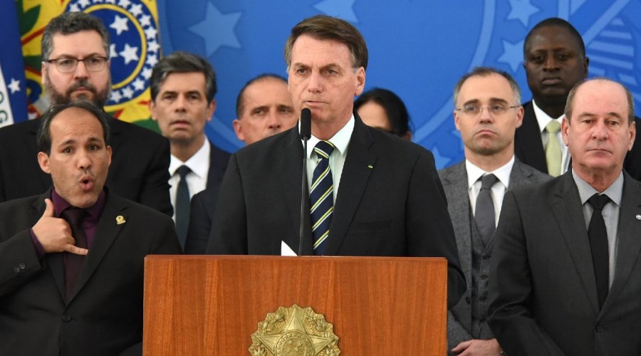 [Bolsonaro defende agressões de militantes contra profissionais da saúde]