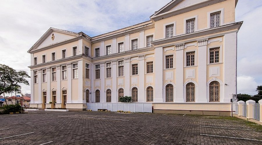 [Pais se queixam de descontos e mantêm negociação com escolas em Salvador]