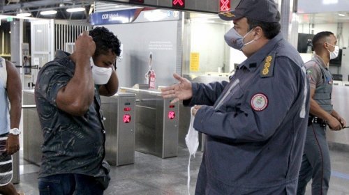 [Bombeiros distribuem máscaras e dão orientações em estações do metrô de Salvador]