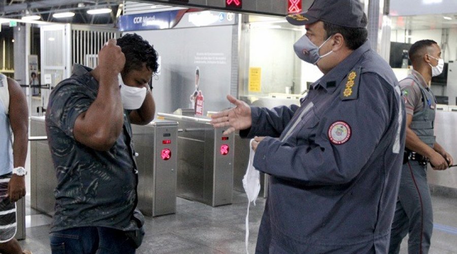 [Bombeiros distribuem máscaras e dão orientações em estações do metrô de Salvador]