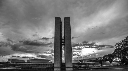 [Congresso Nacional decreta luto de três dias, após Brasil atingir marca de quase 10 mil mortes...]