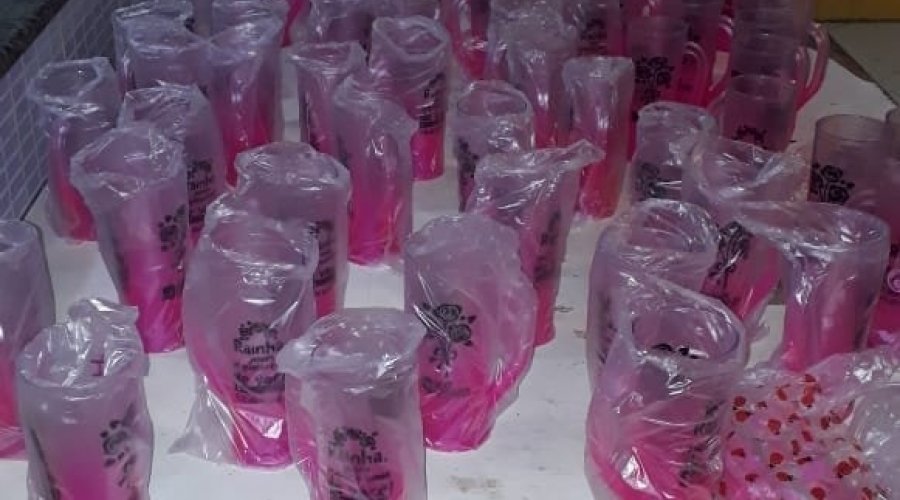 [Movimento Solidário: mais de 300 mães foram presenteadas com canecas e cestas básicas na Cidade Baixa ]