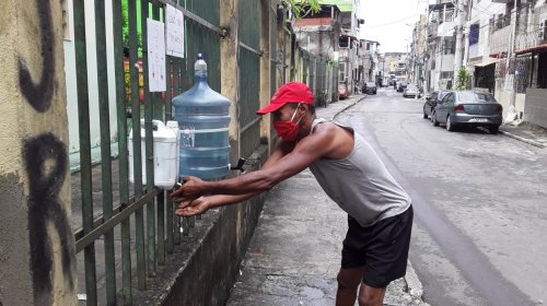 [Moradores de Vila Ruy Barbosa improvisa lavatório para higienizar comunidade]