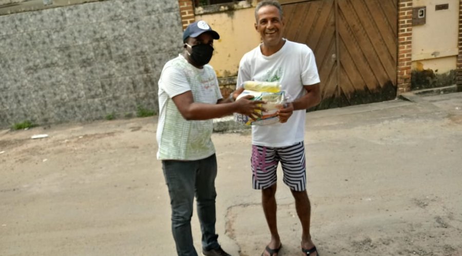 [Movimento solidário distribui 50 cestas básicas no Bairro da Paz]