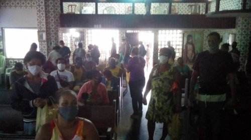 [Movimento Solidário distribui materiais de higiene e sandálias para moradores do Engenho Velho...]