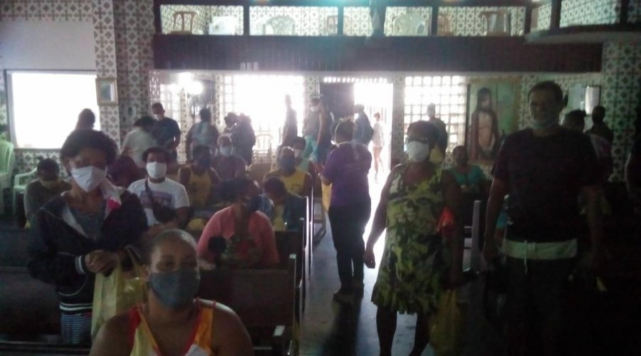 [Movimento Solidário distribui materiais de higiene e sandálias para moradores do Engenho Velho da Federação ]