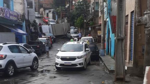 [Durante o acidente, o veículo de grande porte atingiu quatro carros]