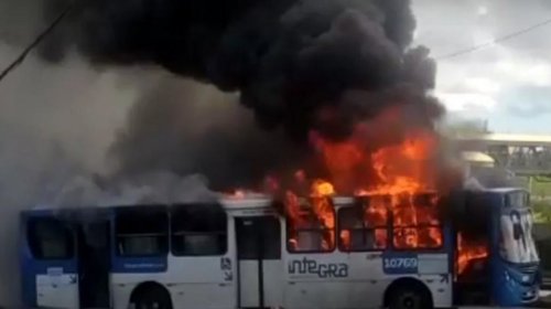 [Ônibus deixam de circular no Bairro da Paz após coletivo ser incendiado em protesto]