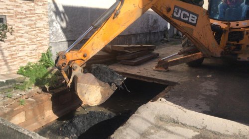 [Sem limpeza há 15 anos, moradores se reúnem e limpam canal da Baixa do Manu em Pernambués ]