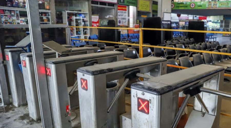[Bahia tem mais três municípios com transporte suspenso; total chega a 319]