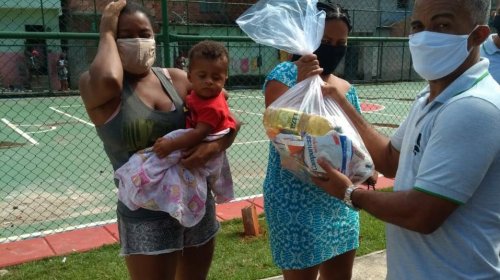 [Moradores de Santa Cruz são beneficiados com cestas básicas, pela União Santa Cruz e Movimento...]