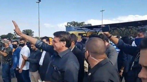 [Bolsonaro vai a Araguari sem máscara e causa aglomeração]