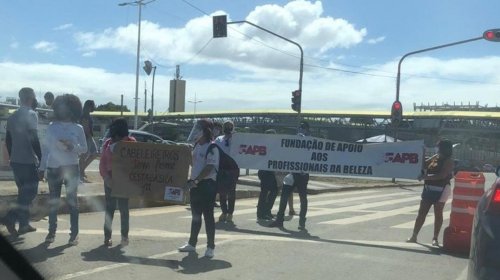 [Manifestantes bloqueiam trânsito na ACM e pedem reabertura de salões de beleza]
