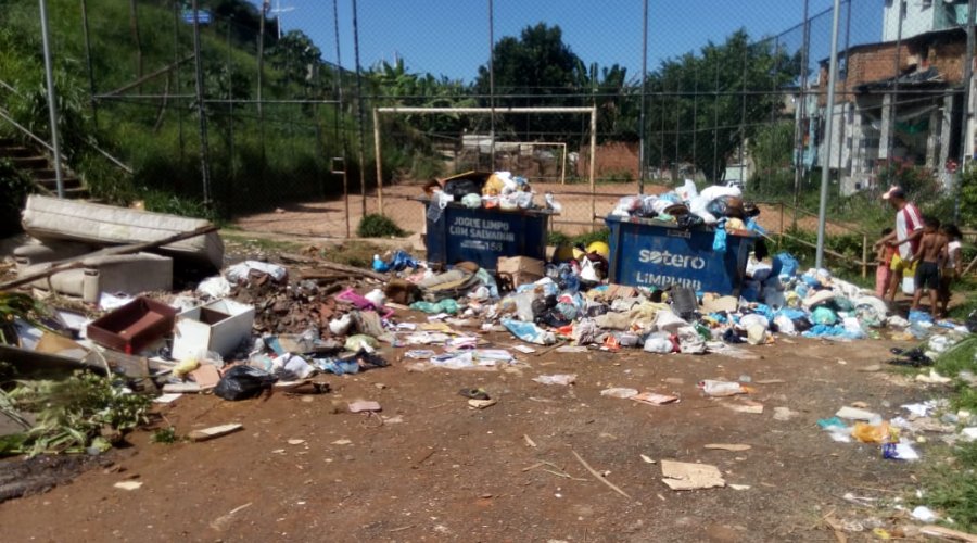[Moradores de Pernambués pedem construção de uma ponte para acabar com o lixão ]