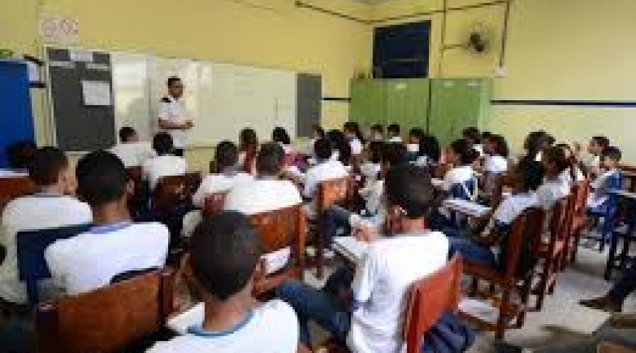 [Escola com partido: Bolsonaristas aparelham gestão de escolas públicas, denunciam professores]