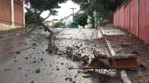 [Carro bate em poste e deixa região sem energia no Cabula VI]