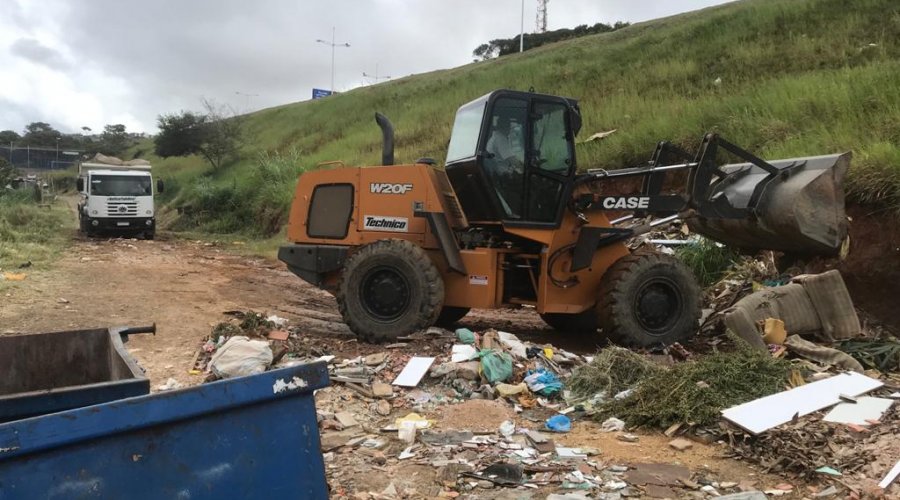 [Rua de Pernambués é contemplada com ação de limpeza e retirada de lixo]