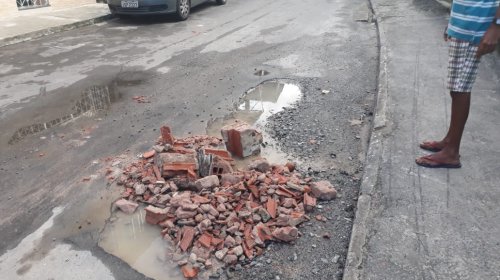 [Cratera abre em rua da Vila Ruy Barbosa e moradores passam a jogar entulho no local]