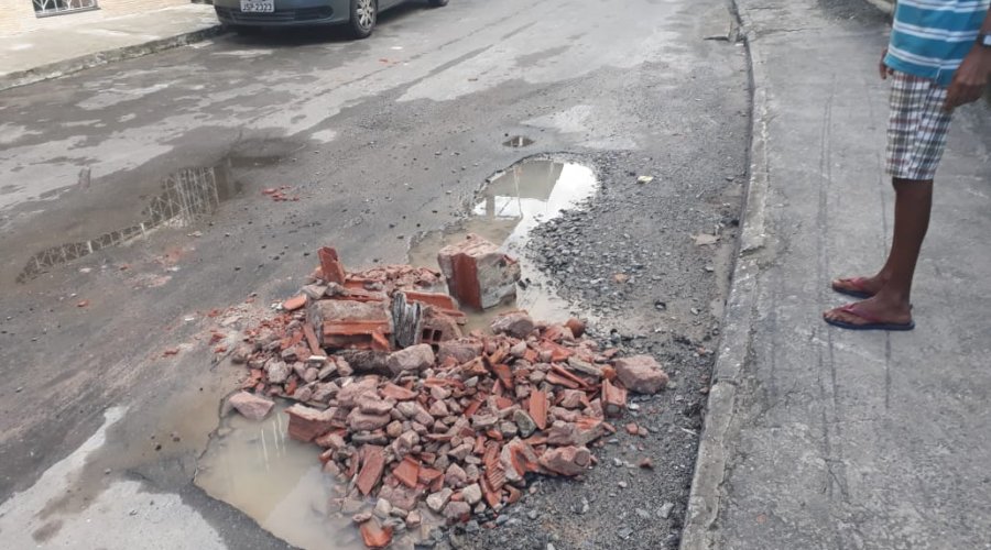 [Cratera abre em rua da Vila Ruy Barbosa e moradores passam a jogar entulho no local]