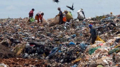 [Quase metade dos municípios ainda despeja resíduos em lixões; Nordeste e Norte continuam atras...]