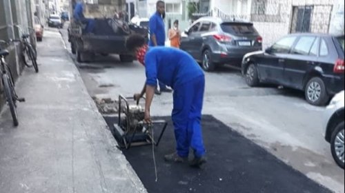 [Após denúncia, Embasa realiza serviço de reparo asfáltico em Vila Ruy Barbosa]