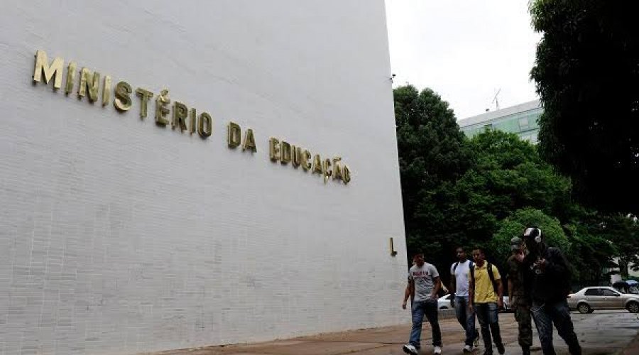 [Universidade e institutos federais podem ter corte de mais de um bilhão em 2021]