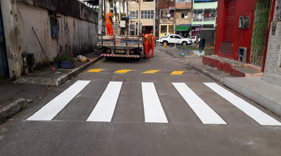 [Duas faixas de pedestre e lombada são implantadas na Rua Novo Lino em Vila Ruy Barbosa]