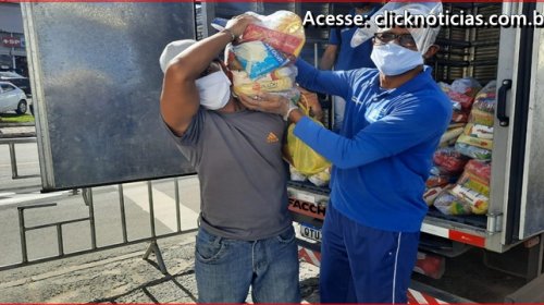 [Ambulantes e feirantes de Pernambués, Santa Cruz recebem alimentos em processo de restrições]