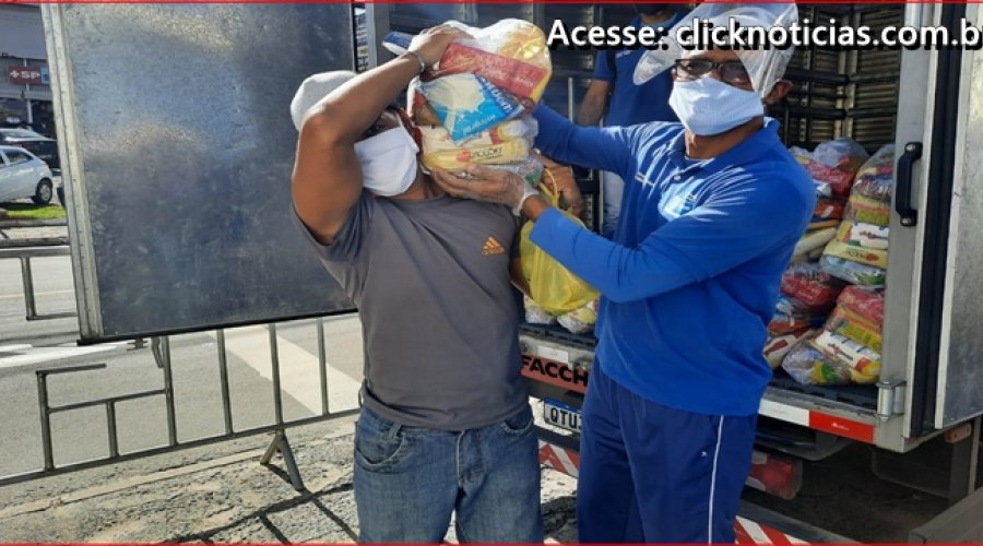 [Ambulantes e feirantes de Pernambués, Santa Cruz recebem alimentos em processo de restrições]