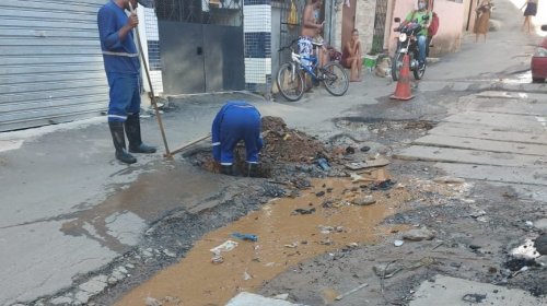 [Embasa realiza serviço de reparo em rua de Pernambués ]