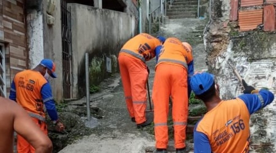 [Limpurb realiza mutirão de limpeza e roçagem em Pernambués ]
