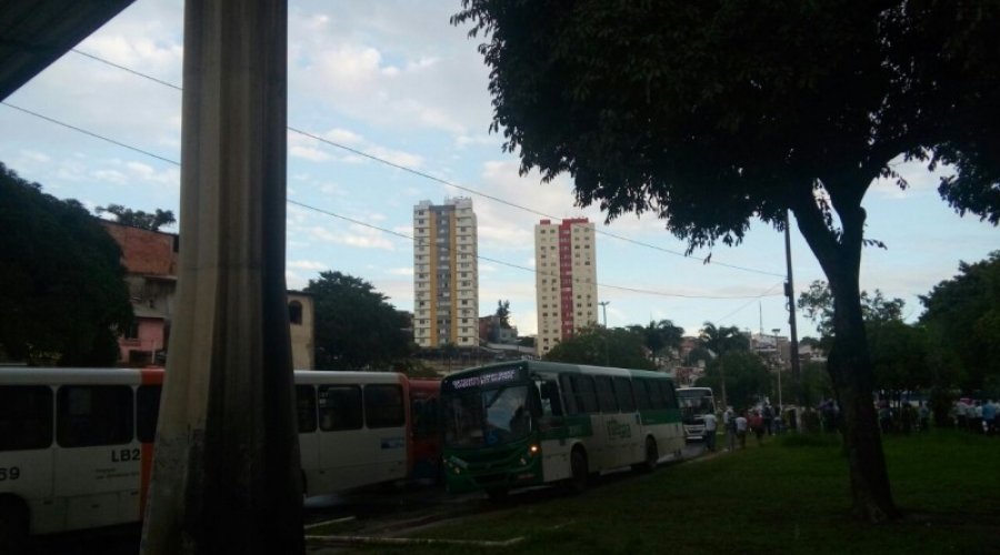 [Rodoviários realizam manifestação na Lapa na manhã desta quarta-feira (19)]
