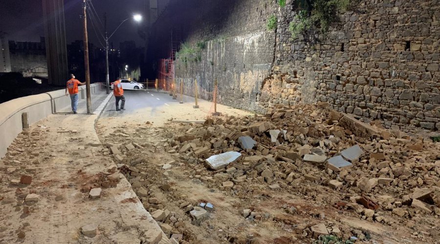 [Ladeira da Montanha é interditada após desabamento de imóvel na noite desta terça-feira]