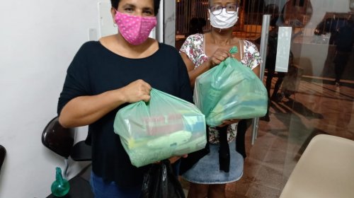 [Residentes de Tancredo Neves recebem cesta básica ontem (20)]