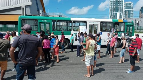 [Moradores de Pernambués protestam contra medidas restritivas ao comércio ]