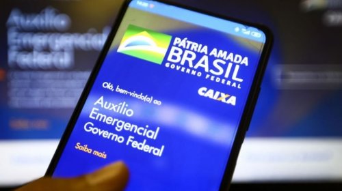 [Caixa paga auxílio emergencial a beneficiários do Bolsa Família]