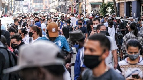 [Mesmo sem controle da Covid-19 e sem vacina, metade das cidades grandes retoma movimento norma...]