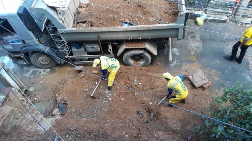[Limpurb retira lixos acumulados em rua de Pernambués ]