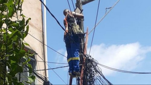 [Moradores instalam refletores para resolver escuridão]