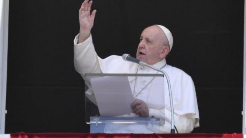 [Papa Francisco interage sem máscara com fiéis]