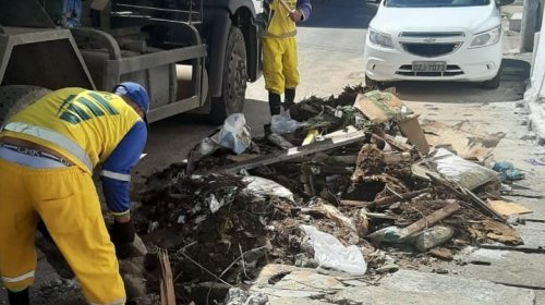 [Trabalhadores de limpeza urbana retiram lixos acumulados em Pernambués ]