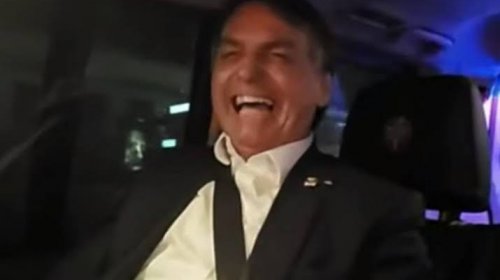 [Ao lado de criança, Jair Bolsonaro faz piadas sobre pessoas gordas e misoginia]